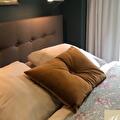 Boxspringbed met kussens in een appartement